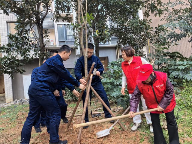 长沙市开福区秀峰街道湘民社区：“春天种进家园里”植树节主题活动温情开展