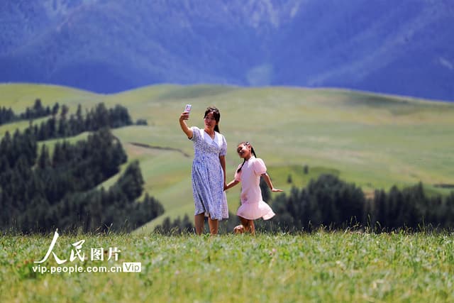 甘肃肃南:康乐草原迎来旅游旺季